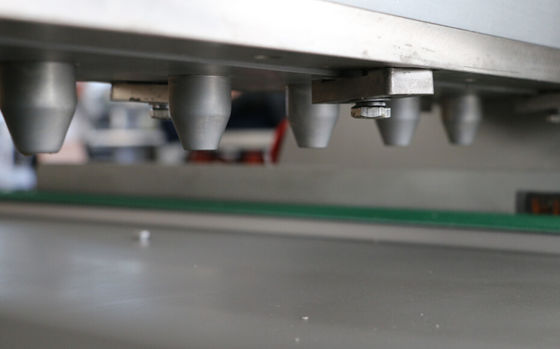 Mua 400 * 600mm Khay Bánh Depositor Máy Cấu trúc linh hoạt với vòi phun thay đổi sản xuất trực tuyến