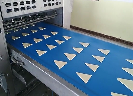 Mua Dây chuyền sản xuất bánh sừng bò bán tự động / hoàn toàn tự động 3000-11000 chiếc / h Công suất làm bánh sừng bò 20g-120g sản xuất trực tuyến
